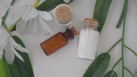 medicamento homeopático en pequeñas botellas de vidrio