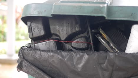 bolsa con basura y cubo de basura,