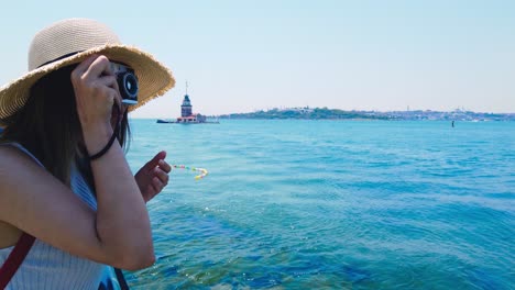 Zeitlupe:-Schönes-Mädchen-Fotografiert-Den-Bosporus,-Ein-Beliebtes-Reiseziel-In-Der-Stadt-Uskudar,-Istanbul,-Türkei
