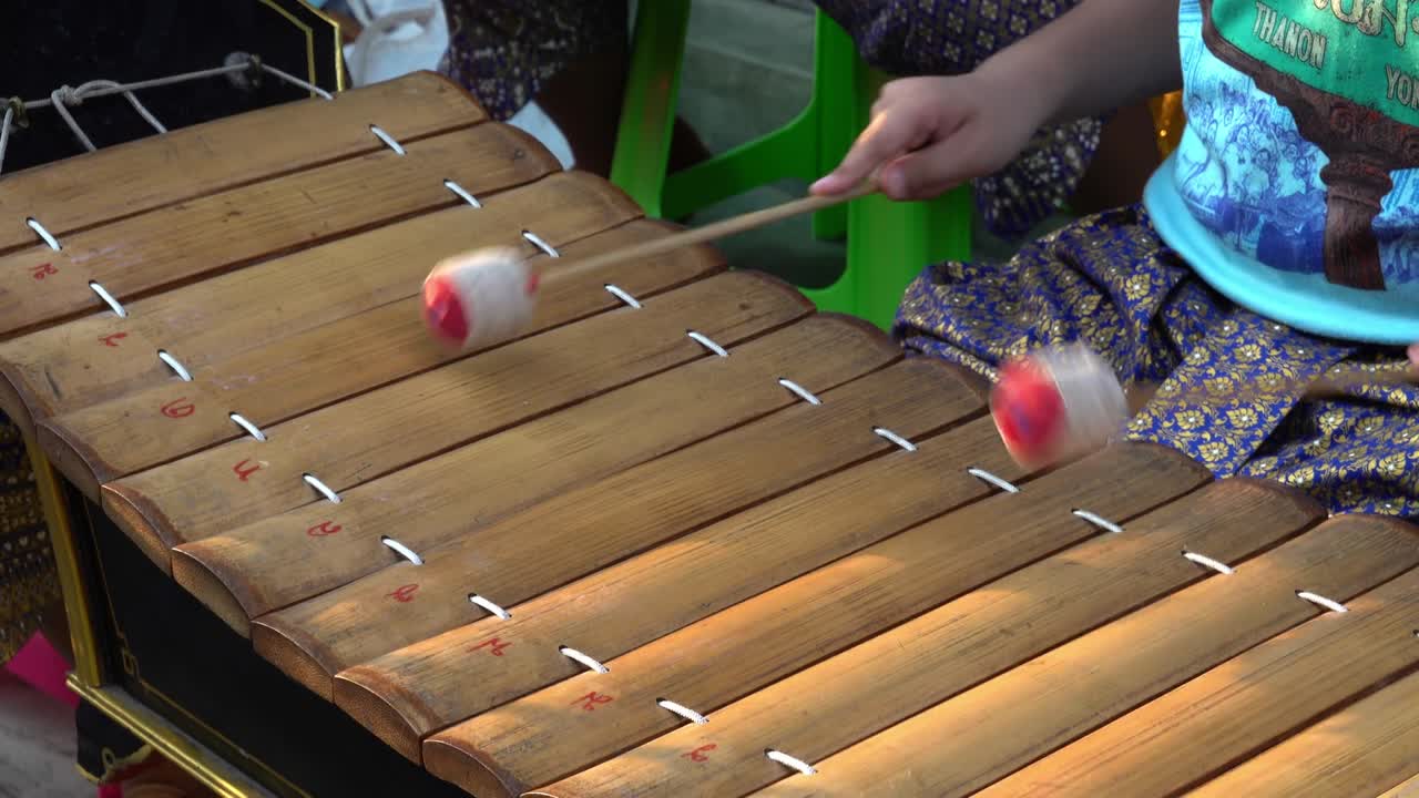 4k Playing Thai musical instruments