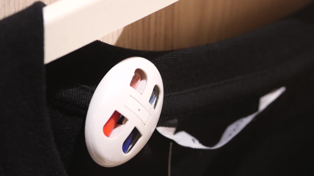 черная футболка с устранителем запаха