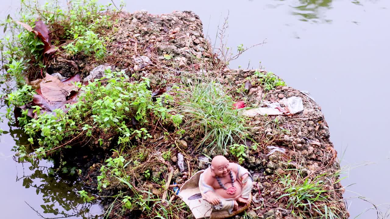 연못 가장자리 에 놓인 점토 형상 들