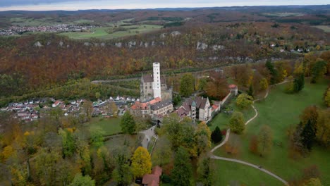 Antena-Panorámica-Del-Castillo-Gótico-De-Lichtenstein-En-El-Jura-De-Suabia,-En-El-Sur-De-Alemania.