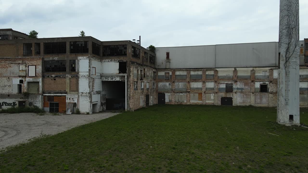 오래된 가구 공장을 덮고 있는 새 떼를 특징으로 하는 팬