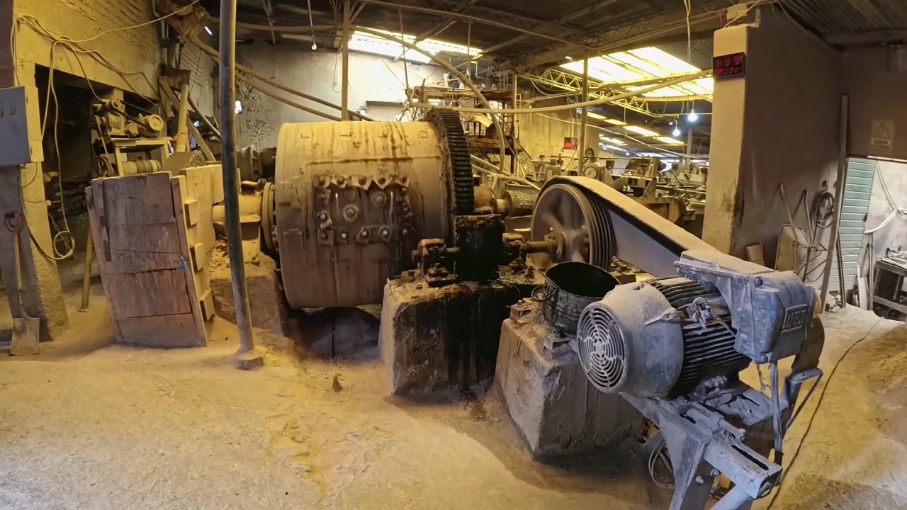 Mineralforarbejdningsanlæg ved Cerro Rico, Potosí, Bolivia til kemisk udvinding. Gamle rustikke maskiner kører under dårlige arbejdsforhold.