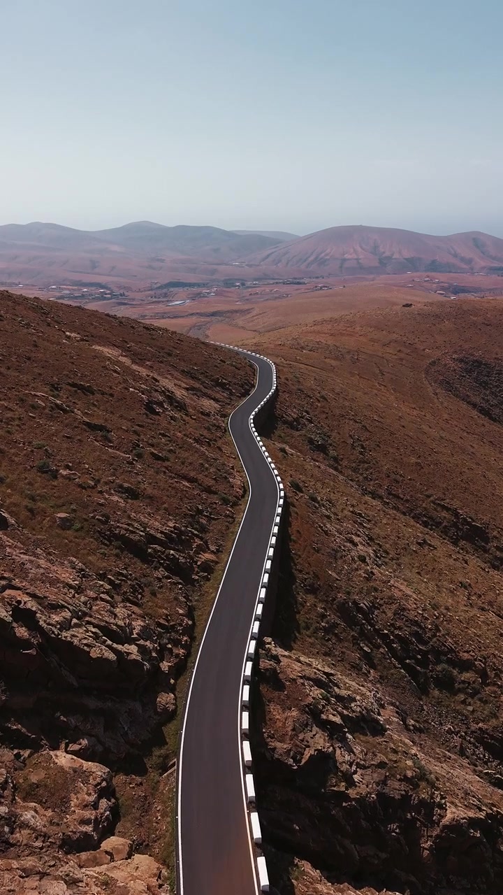 Vista aerea di una strada di montagna tortuosa attraverso un paesaggio arido