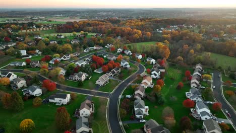 Casas-En-Estados-Unidos-Durante-El-Otoño-Colorido-Follaje-Y-Hojas-De-Otoño