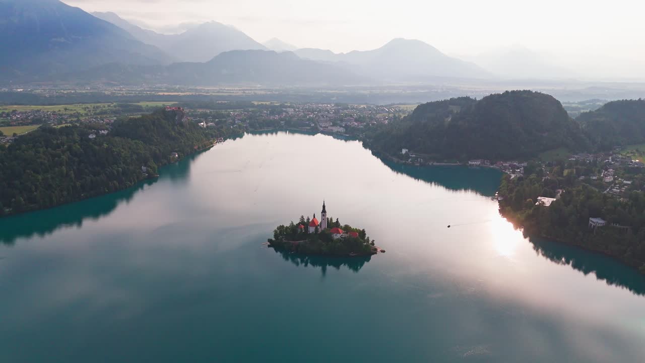 아침 시간 에 블레드 호수 의 영화적 인 풍경