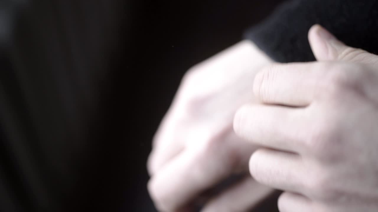 손목밴드를 조정하는 사람