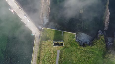 drone mirando hacia abajo en el castillo de carrigaholt y el puerto pesquero de clair ireland