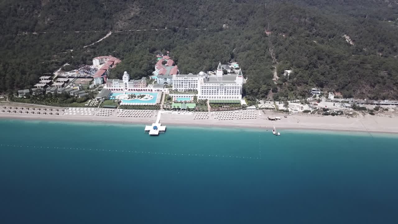 푸른색 해안선에 있는 럭셔리 리조트