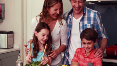 Glückliche-Familie,-Die-Gemeinsam-Salat-Zubereitet