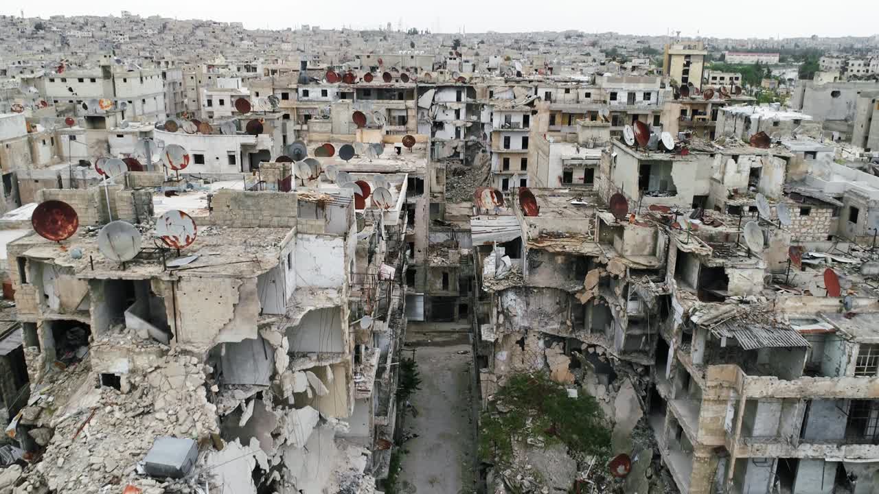 Splendido tetto di edifici di Aleppo sotto la luce del sole. Vista dall'alto degli edifici in rovina della città siriana 4K