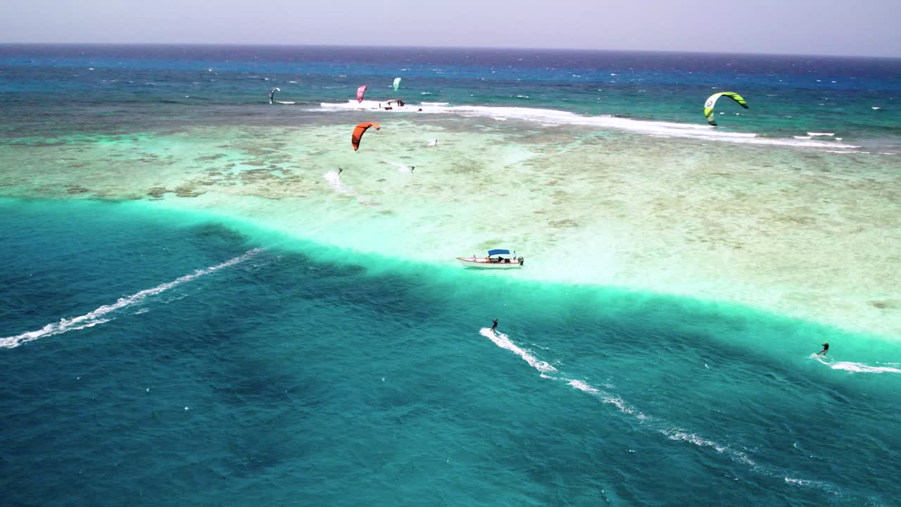 보카 델 미디오 (boca del medio) 의 활기찬 색 물에 있는 카이트 서퍼, 로스 로케스 (los rocas), 공중 사진