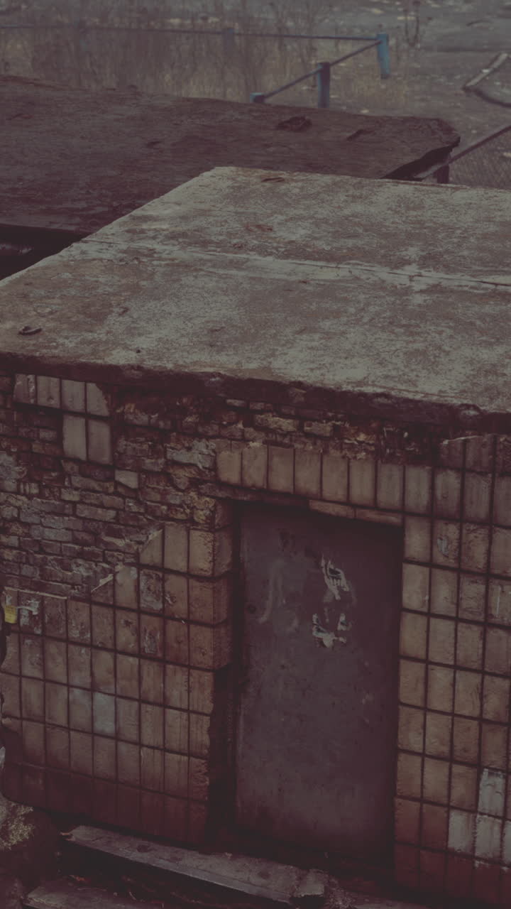 금속 문 을 가진 오래된 버려진 벽돌 건물