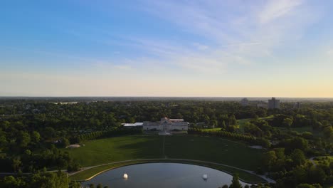 paisaje del medio oeste americano con lujosa mansión blanca - drone aéreo