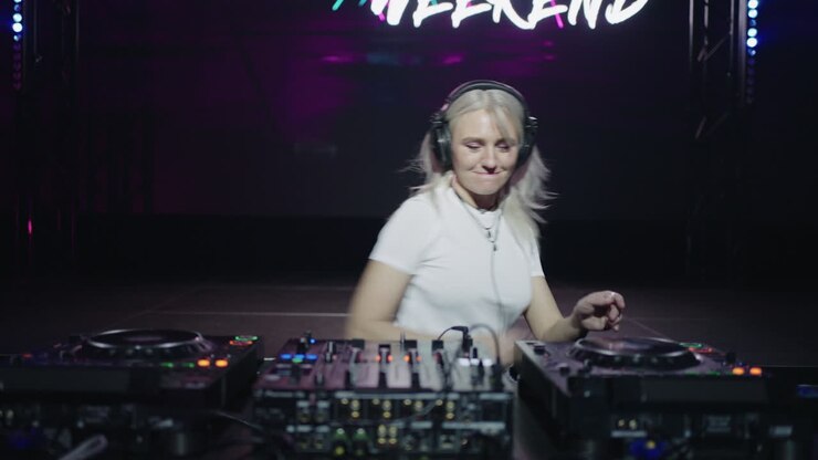 dj-frau, die bei einem konzert auftritt