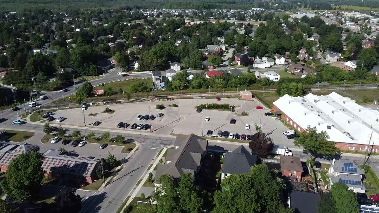 drone volando sobre la estación de tren en el barrio suburbano de acton