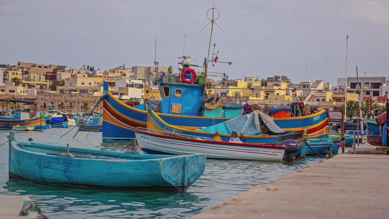 timelapse de un pequeño puerto con barcos coloridos anclados en marsaxlokk