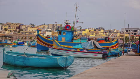 Timelapse-De-Un-Pequeño-Puerto-Con-Coloridos-Barcos-Anclados-En-Marsaxlokk