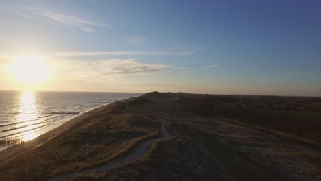 antena: la playa entre vlissingen y dishoek durante la puesta de sol