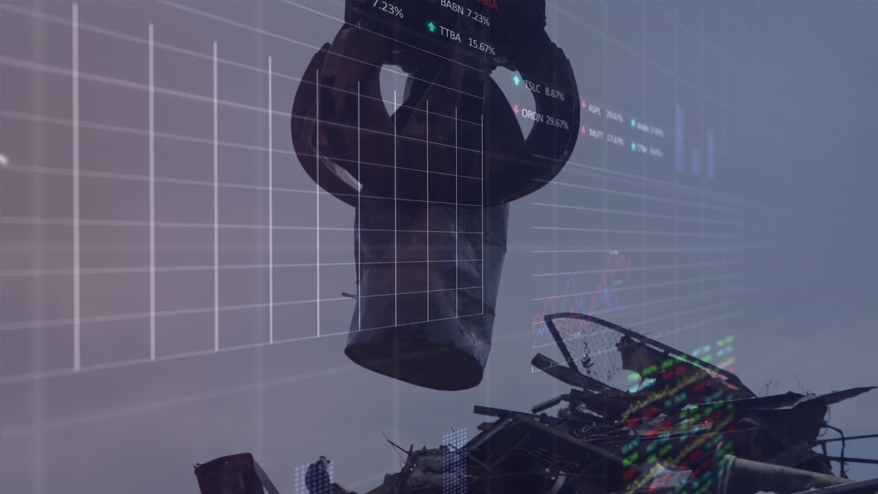 animazione di più grafici, tavole di scambio, gru che raccolgono rottami di metallo e li scaricano nella discarica