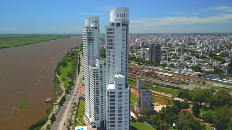 Imagens Aéreas com Drone dos Edifícios Mais Altos da Cidade de Rosário, Província de Santa Fé, Argentina, com Vistas para o Rio Paraná