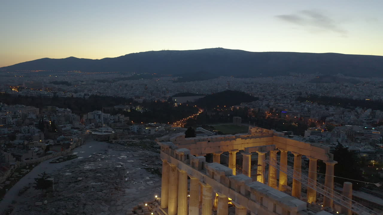 vista aérea de la acrópolis de atenas durante la madrugada