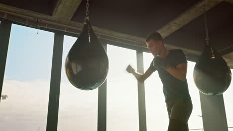 Mann,-Boxsack-Und-Schlagen-Im-Fitnessstudio