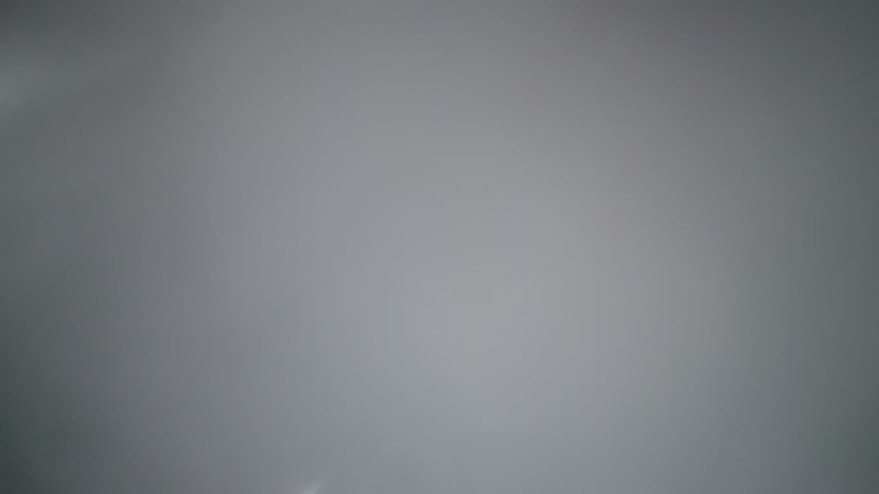 nubes de vapor caliente como fondo abstracto. el vapor de agua fluye en el baño durante los procedimientos higiénicos en primer plano. el humo húmedo se extiende lentamente en el baño