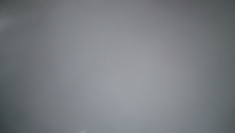 nubes de vapor caliente como fondo abstracto. el vapor de agua fluye en el baño durante los procedimientos higiénicos en primer plano. el humo húmedo se extiende lentamente en el baño