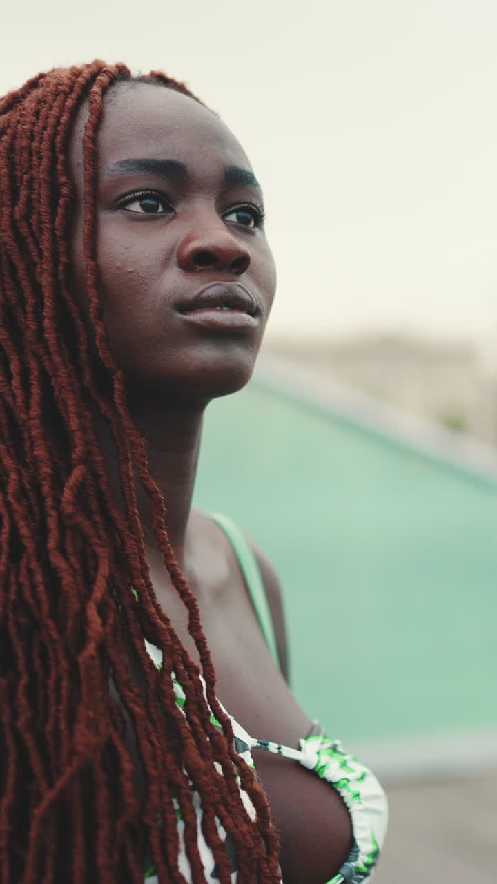 retrato de una hermosa mujer afroamericana con dreadlocks