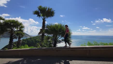 mujer caminando a lo largo de un sendero costero pintoresco
