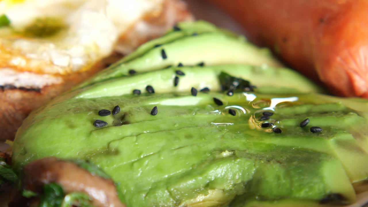 toast di avocado con uova