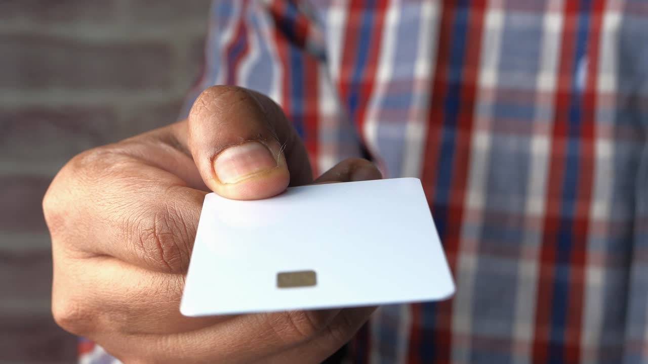 白い白いカードを持っている人