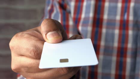 persona con una tarjeta blanca en blanco