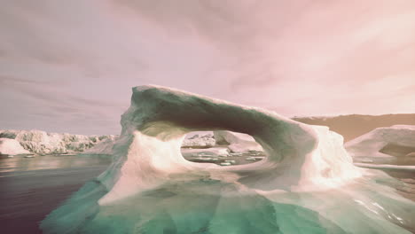 iceberg en forma de arco en el ártico