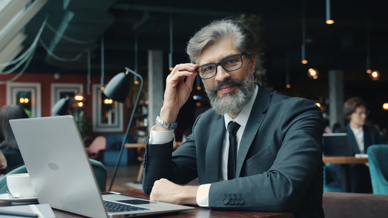 hombre de negocios trabajando en un café