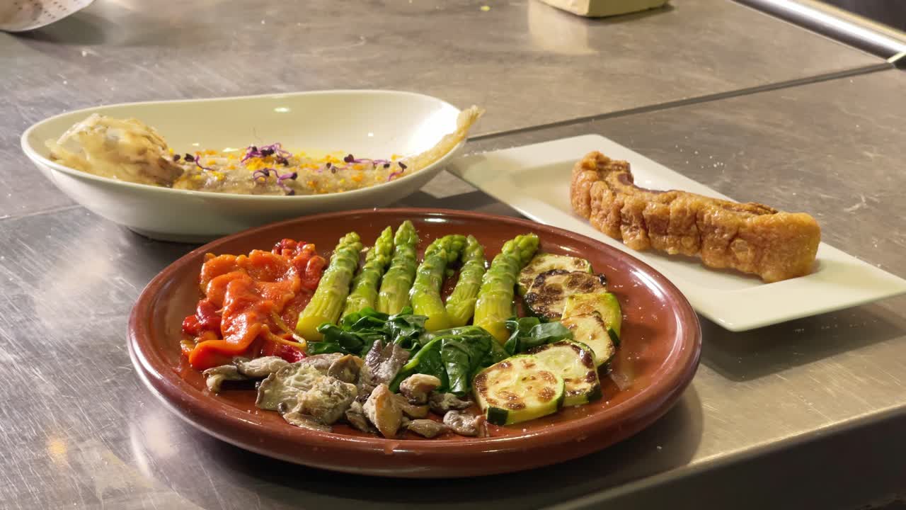 повар вытаскивает из сцены, в то время как рыба и салат с спаржей остаются на камере