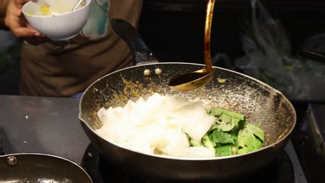cocinar comida callejera en el mercado nocturno de tailandia
