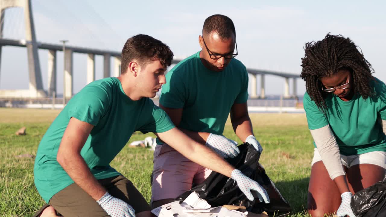 집중된 자원봉사자들이 쓰레기를 모으고 있습니다.