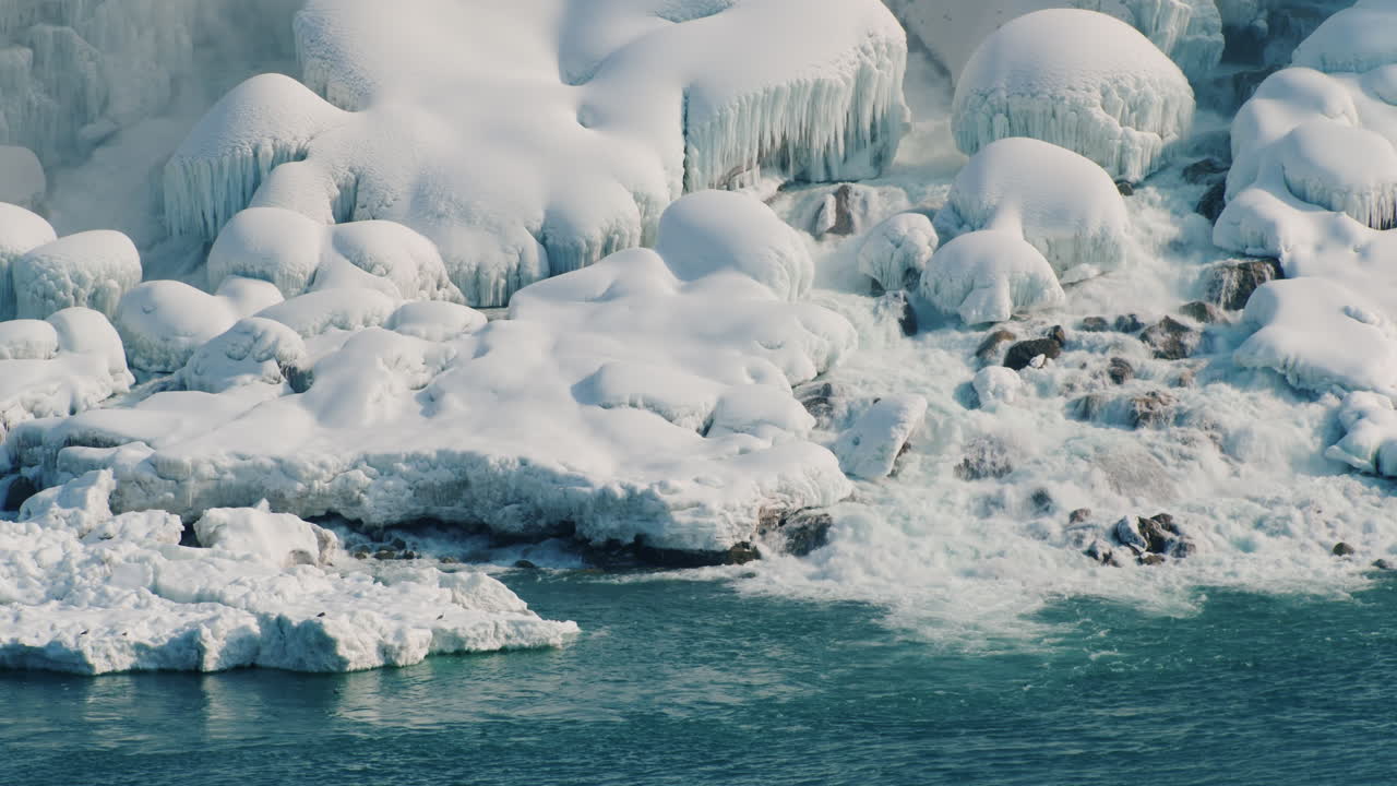 얼음과 눈으로 얼어붙은 나이아가라 폭포의 겨울 25