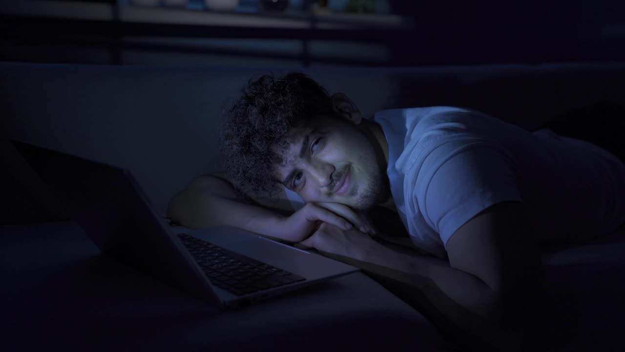 o ganador joven exitoso es feliz y alegre.