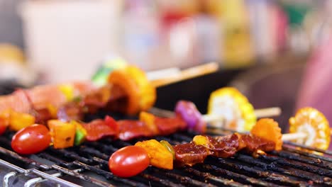 pinzas de colores a la parrilla en un mercado bullicioso