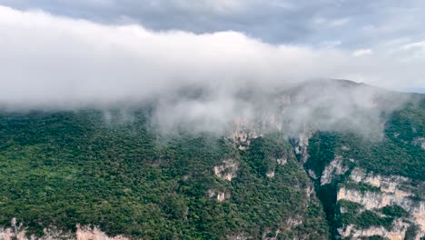 Aufnahme-Der-Sumidero-Schlucht-Mit-Sturmwolken,-Die-Schnell-Vorbeiziehen