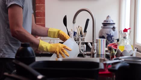 Lapso-De-Tiempo-Del-Hombre-Blanco-Lavando-Con-Encimera-De-Cocina-De-Granito