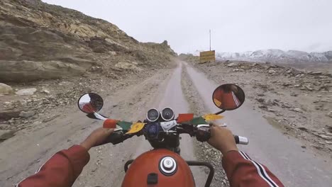 Punto-De-Vista-De-Andar-En-Moto-Por-Peligrosas-Carreteras-Del-Himalaya-Con-Deslizamientos-De-Tierra-En-El-Valle-De-Spiti-De-Nako-Himachal-Pradesh,-India