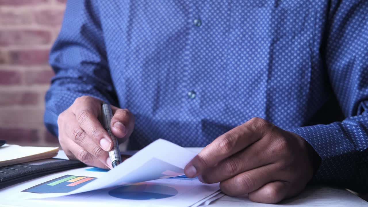 persona de negocios que analiza los datos