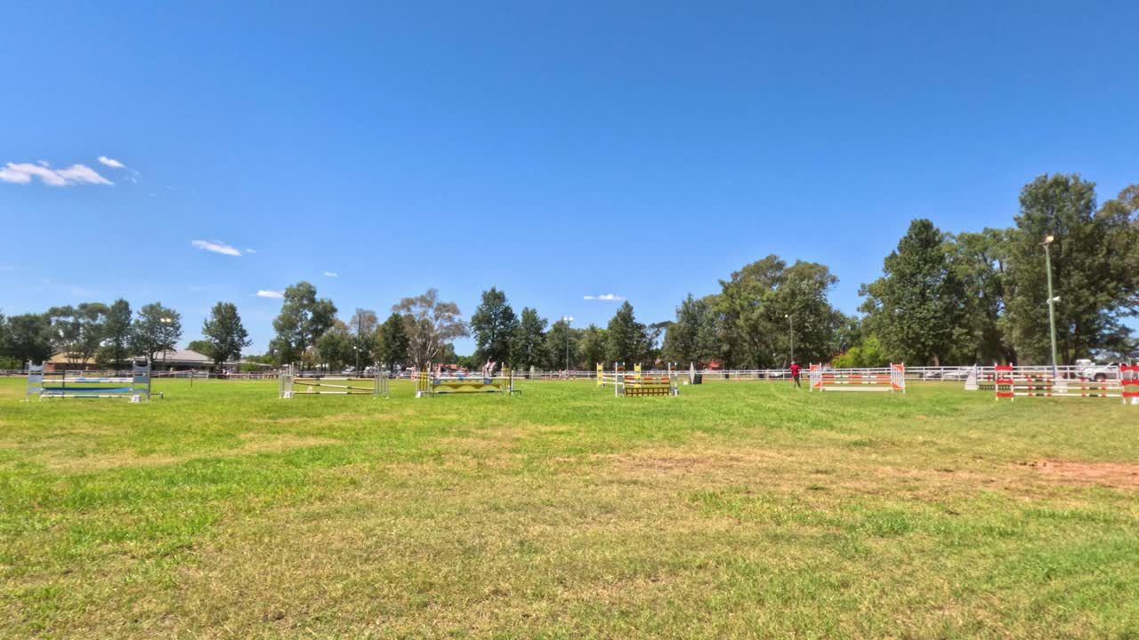 caballo y jinete en un campo abierto de hierba