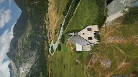 Vista-Aérea-De-La-Capilla-Anglicana-Gletsch-Cerca-De-Grimselstrasse